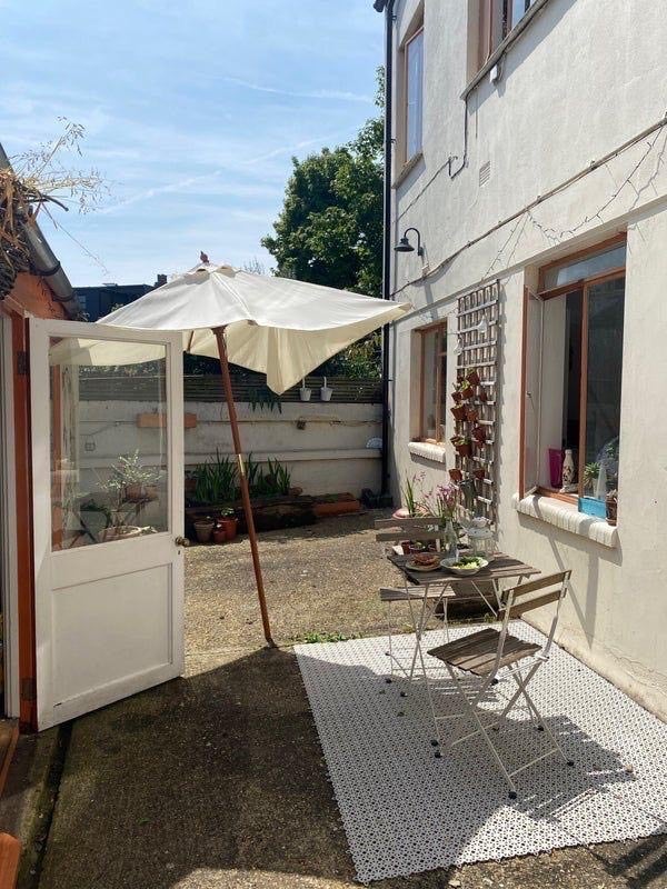 Room Becklow Road in Greater London