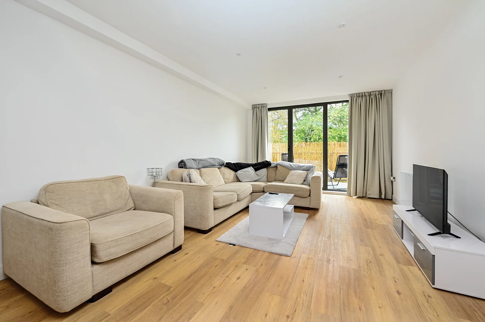 Flat Farnborough Road in Rushmoor