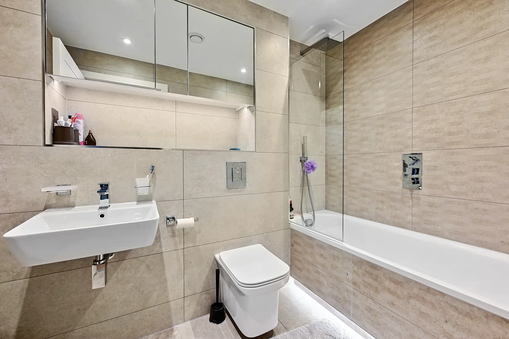 Flat Farnborough Road in Rushmoor