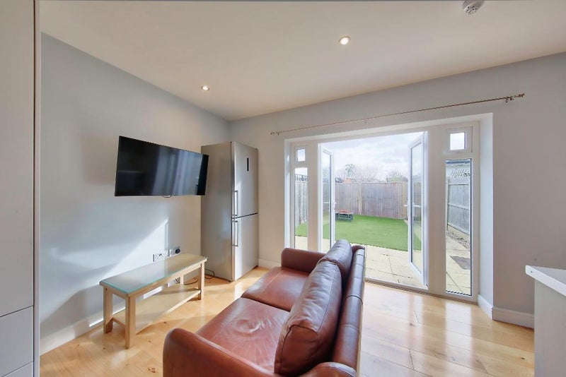 Flat Kingston Road in Greater London