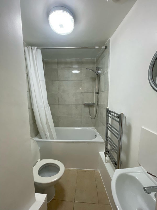 Room Shepherds Bush Road in Greater London