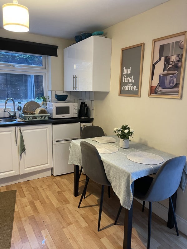 Room Shepherds Bush Road in Greater London