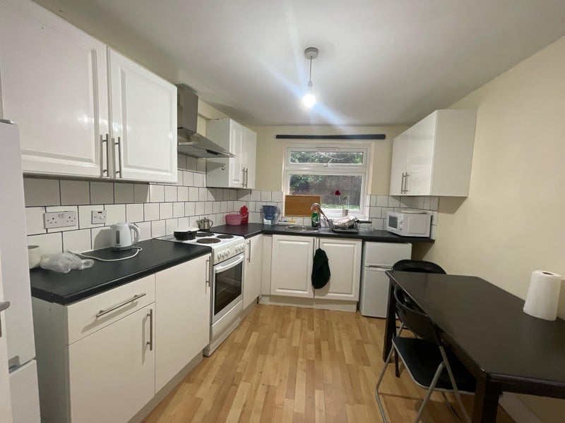 Room Shepherds Bush Road in Greater London