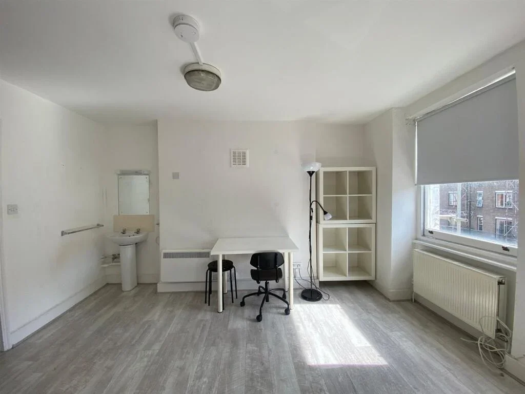 Flat Crowndale Road in Greater London