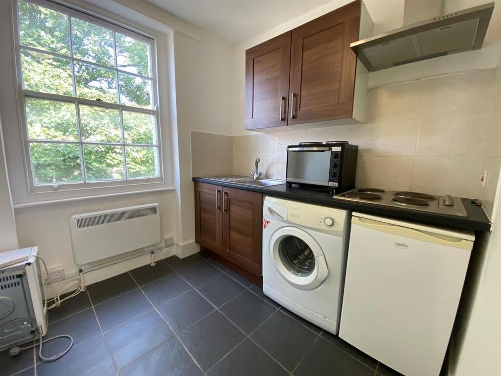 Flat Crowndale Road in Greater London