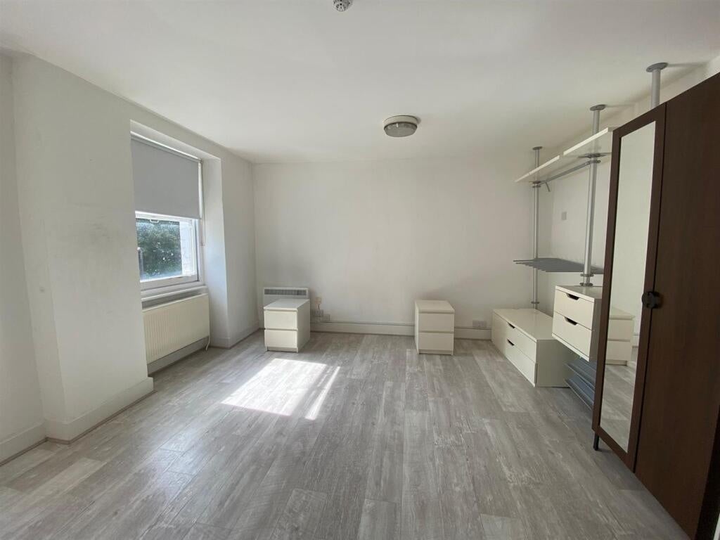 Flat Crowndale Road in Greater London