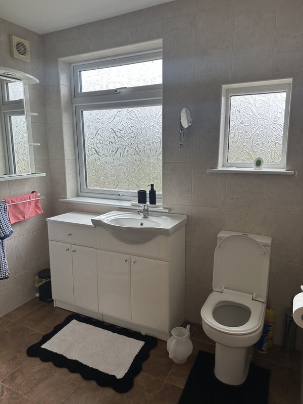 Room Hampton Road in Greater London