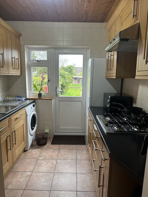 Room Hampton Road in Greater London