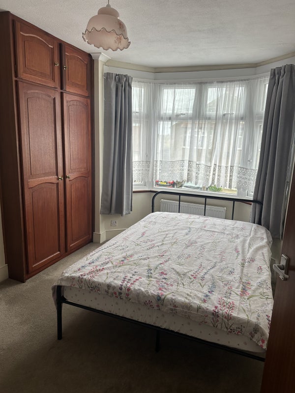 Room Hampton Road in Greater London