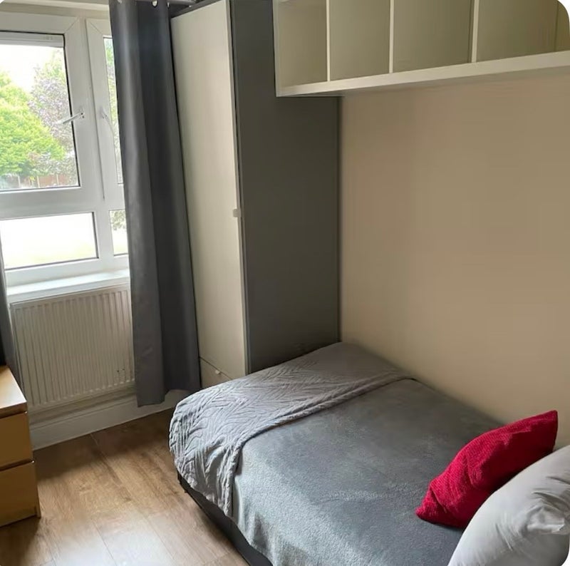 Room Shuttleworth Road in Greater London