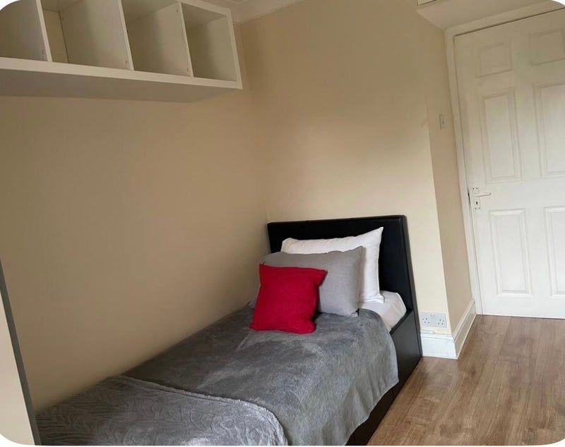Room Shuttleworth Road in Greater London