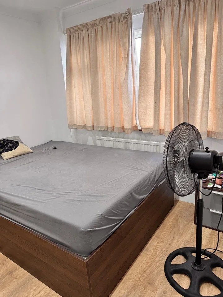 Room Parlaunt Road in Slough