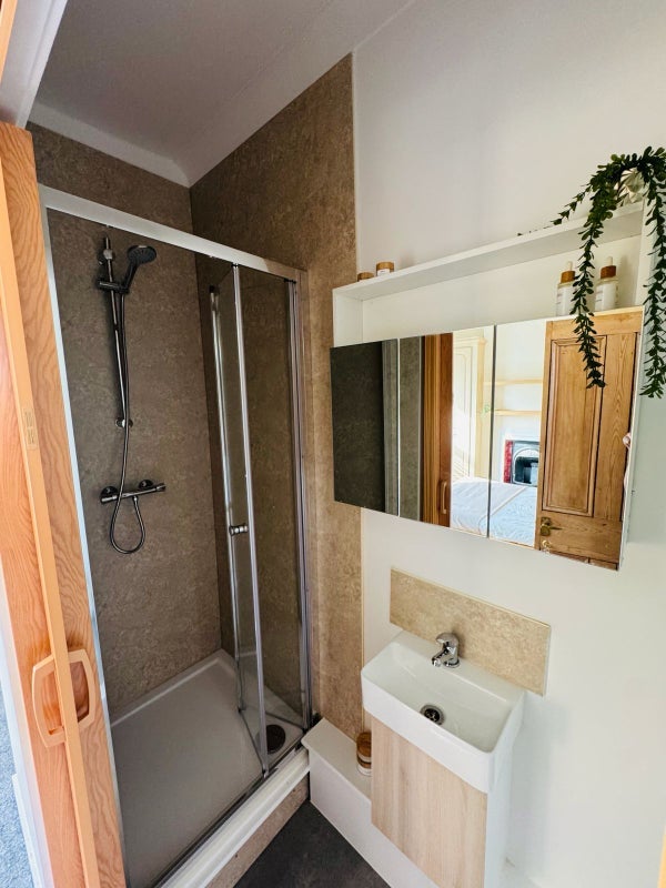 Room Plaistow Lane in Greater London