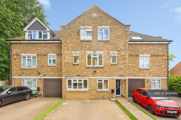 House Dellfield Close in Watford