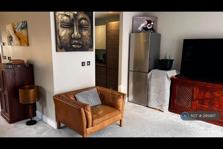 House Woodcote Close in Hertsmere