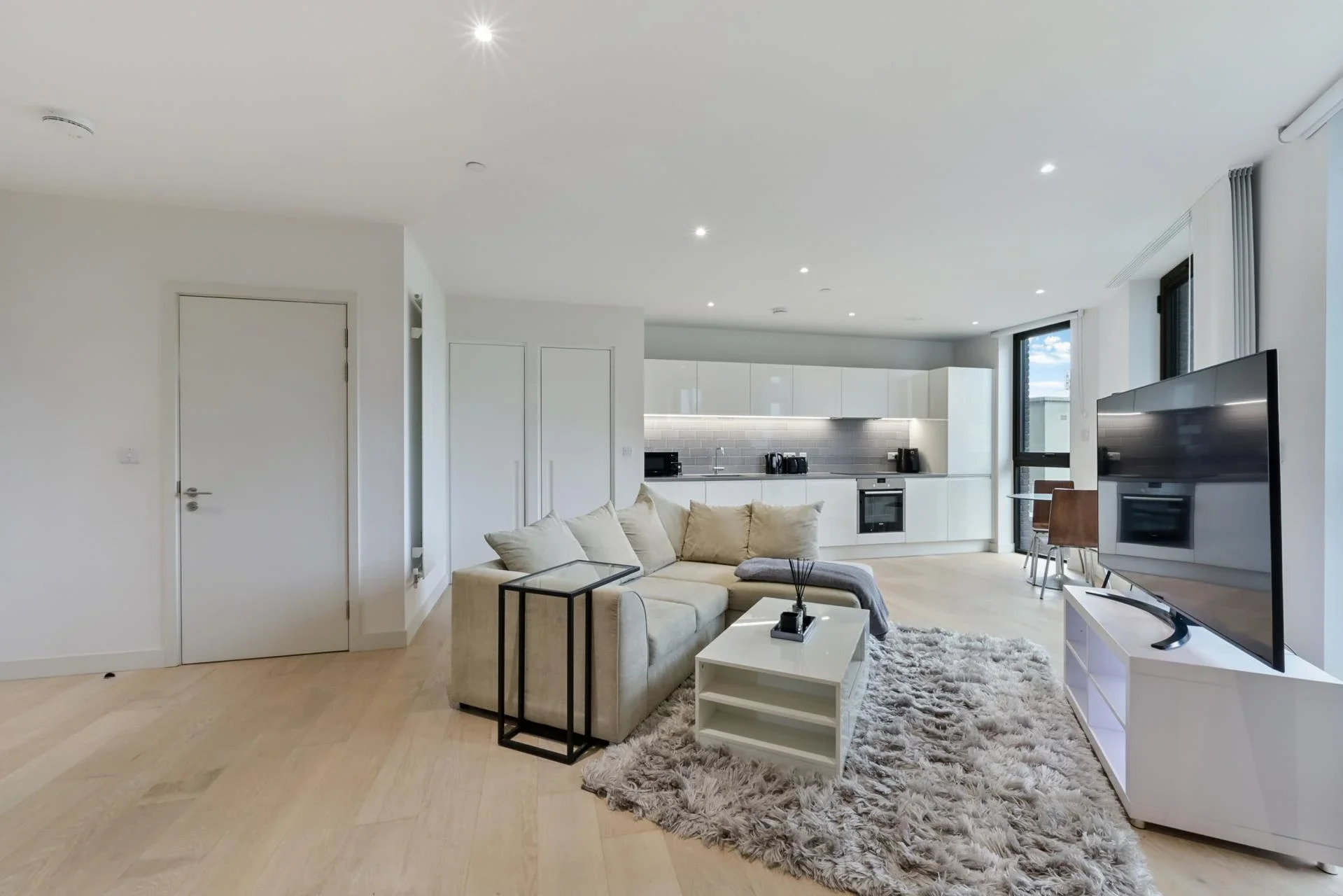 Flat Admiralty Avenue in Greater London