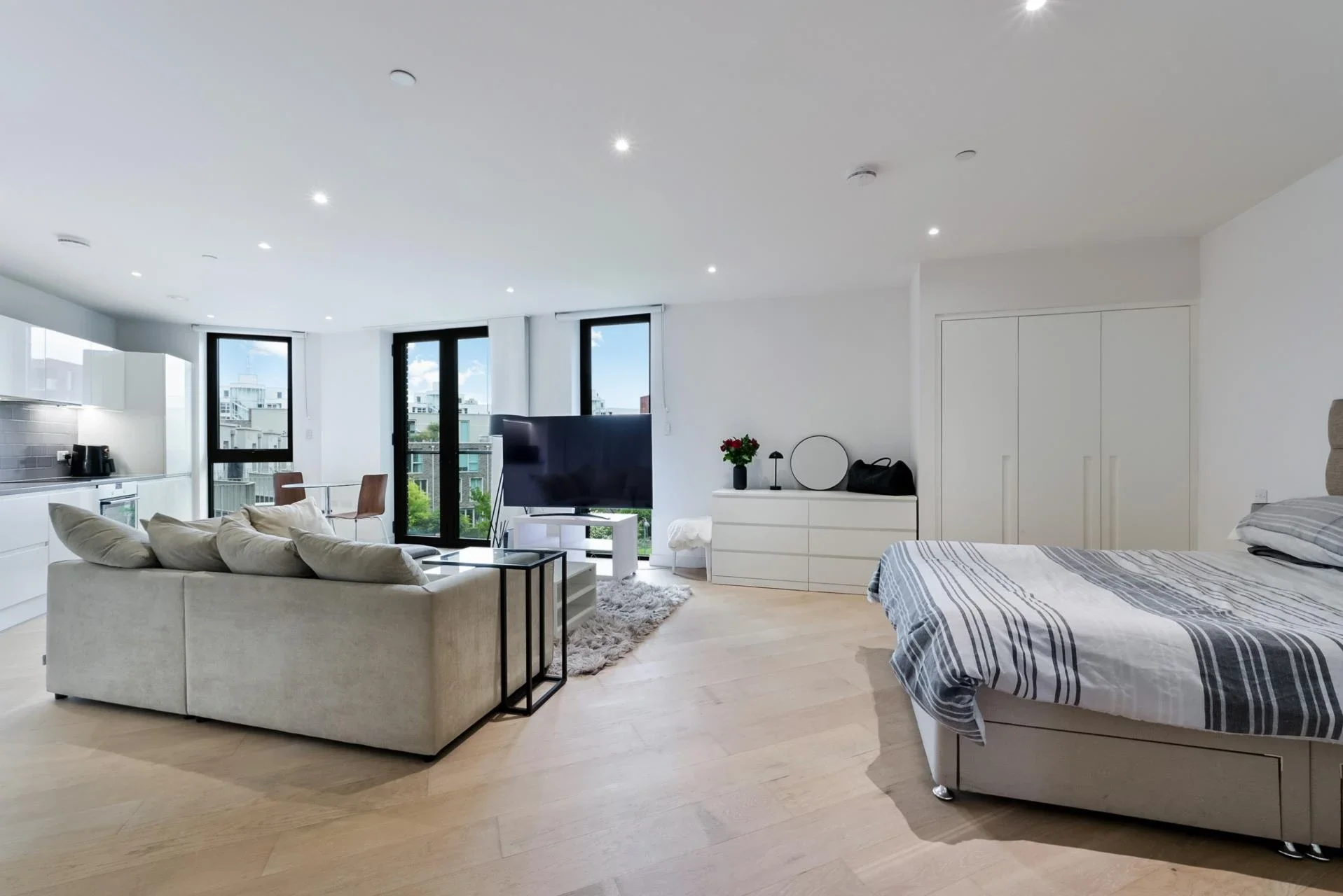 Flat Admiralty Avenue in Greater London