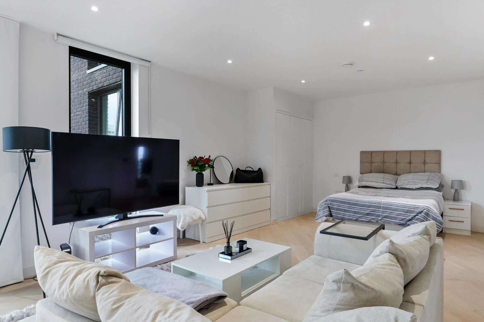 Flat Admiralty Avenue in Greater London