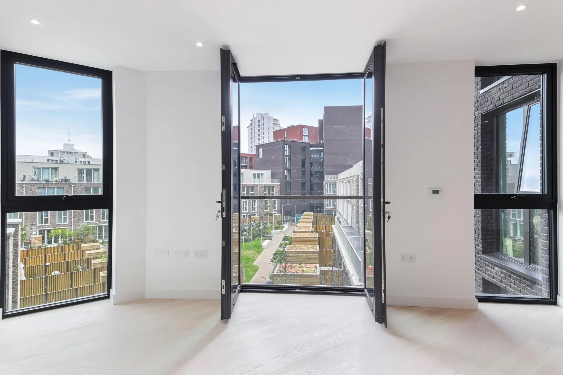 Flat Admiralty Avenue in Greater London