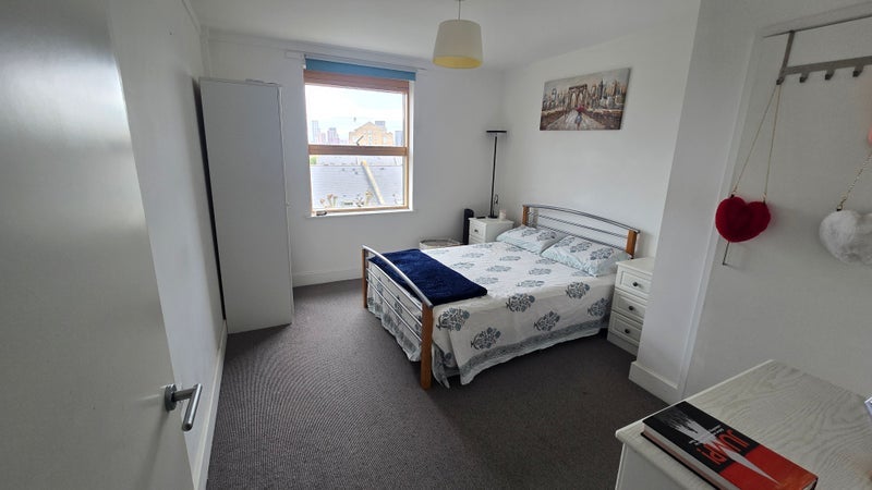 Room Manchester Road in Greater London