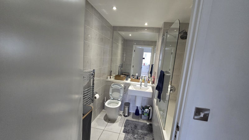 Room Manchester Road in Greater London