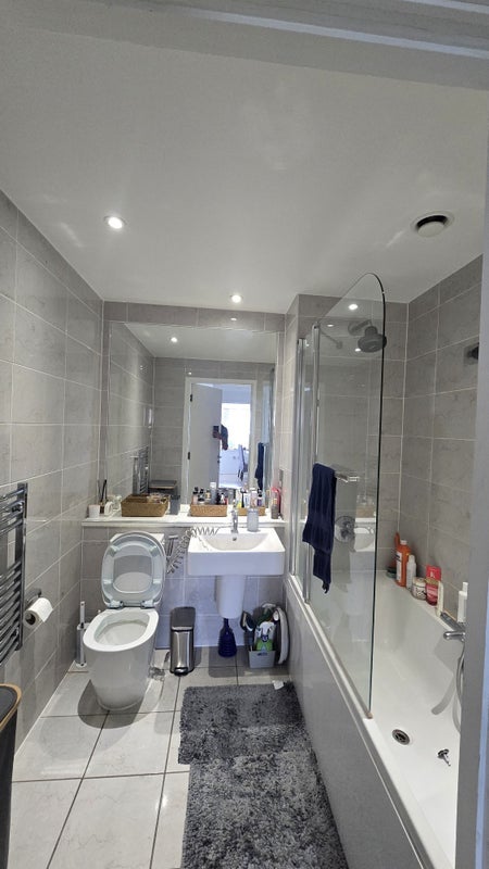 Room Manchester Road in Greater London