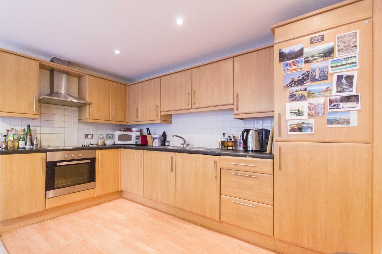 Flat Ferndale Road in Greater London