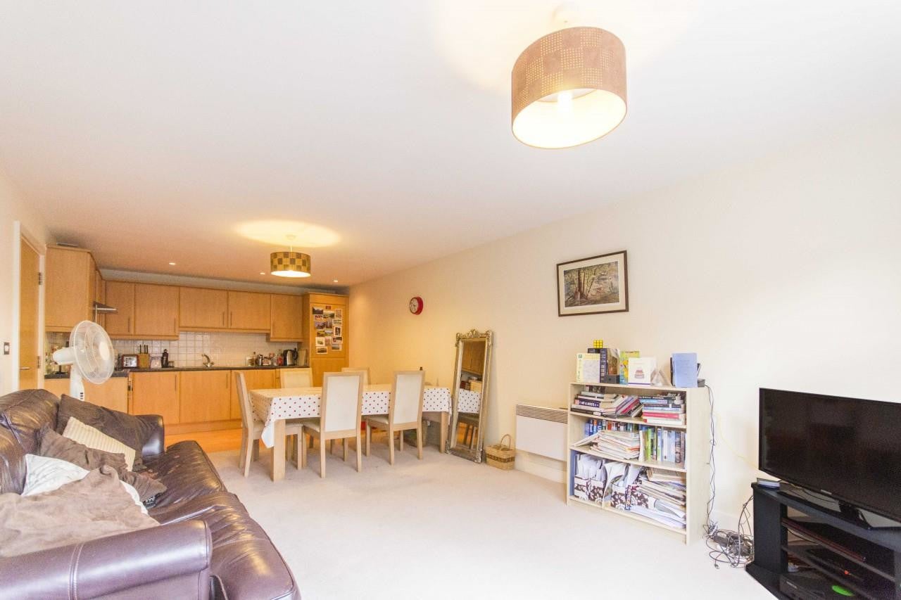 Flat Ferndale Road in Greater London