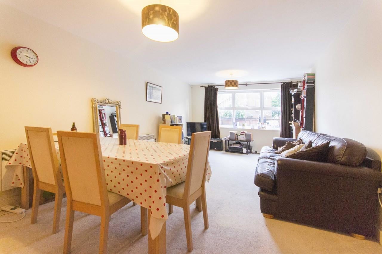 Flat Ferndale Road in Greater London