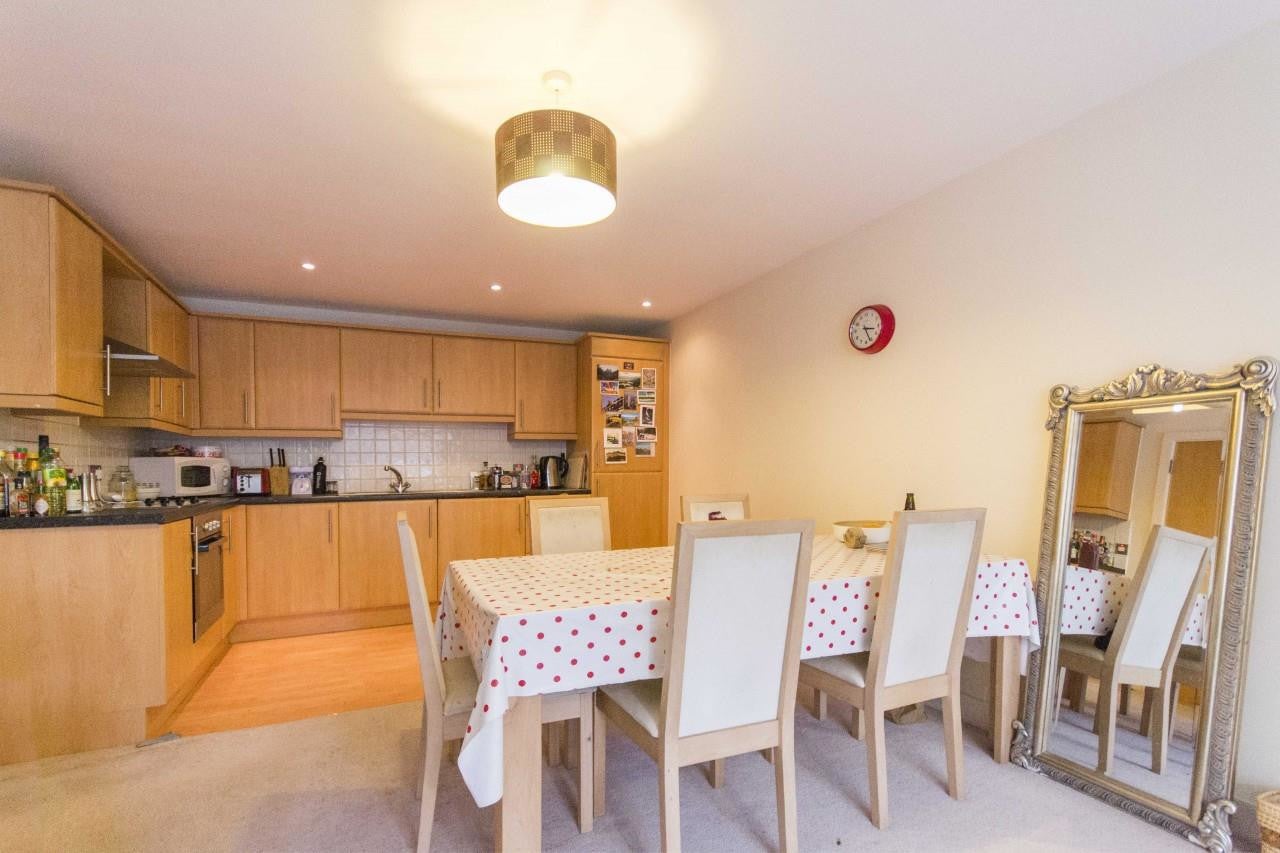 Flat Ferndale Road in Greater London