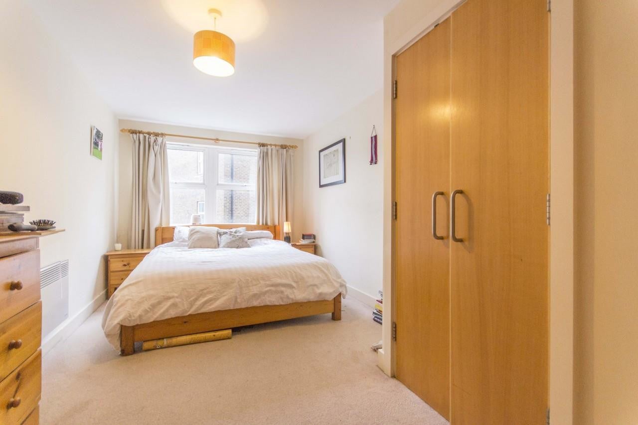 Flat Ferndale Road in Greater London