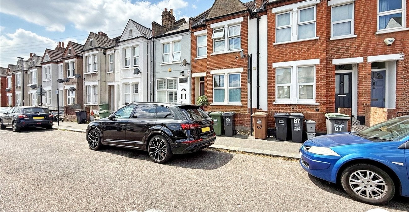 Flat Larkbere Road in Greater London