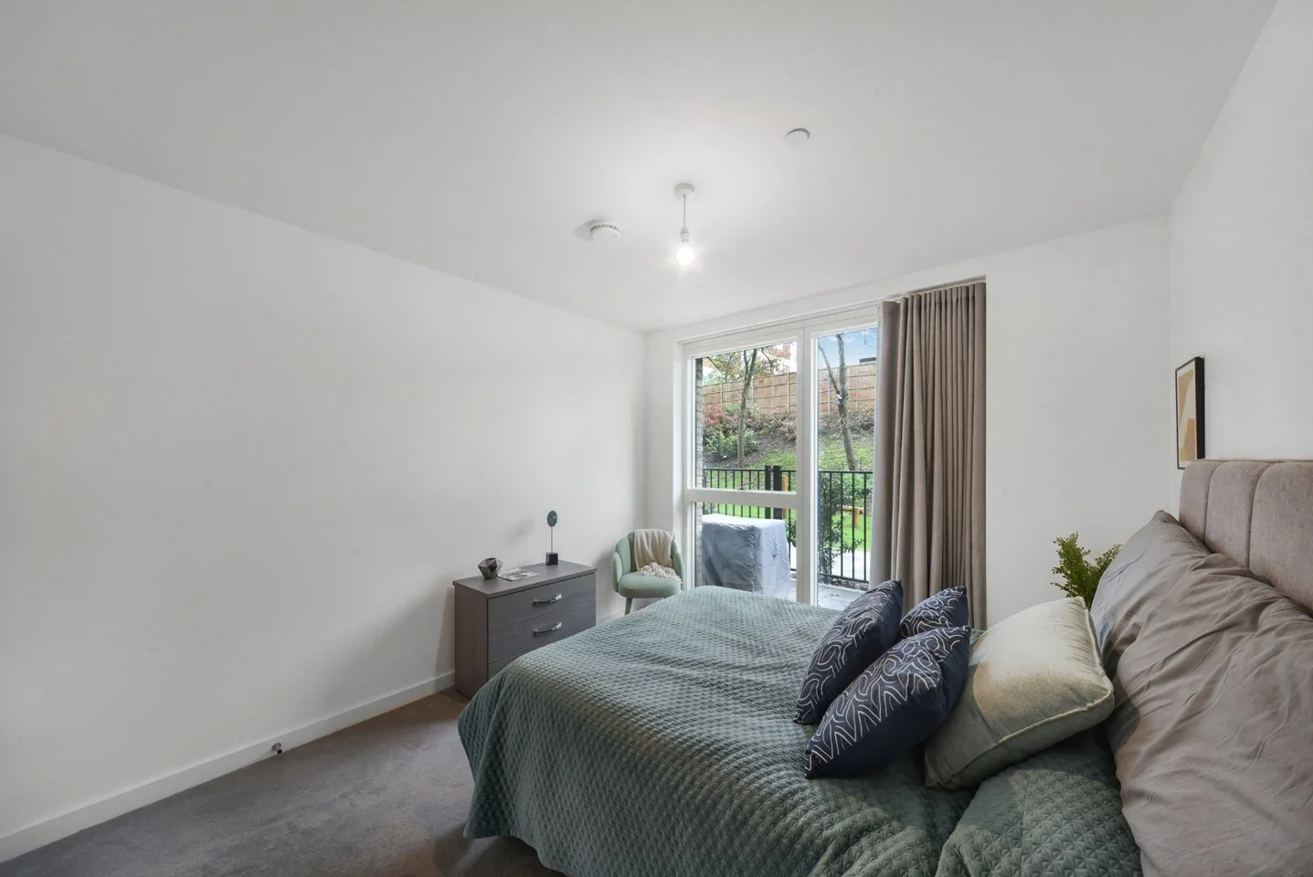 Flat Gordon Road in Greater London