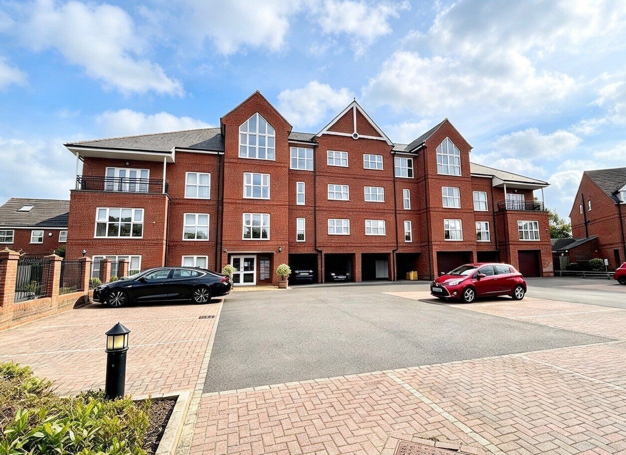 Flat Roundhaven in Durham
