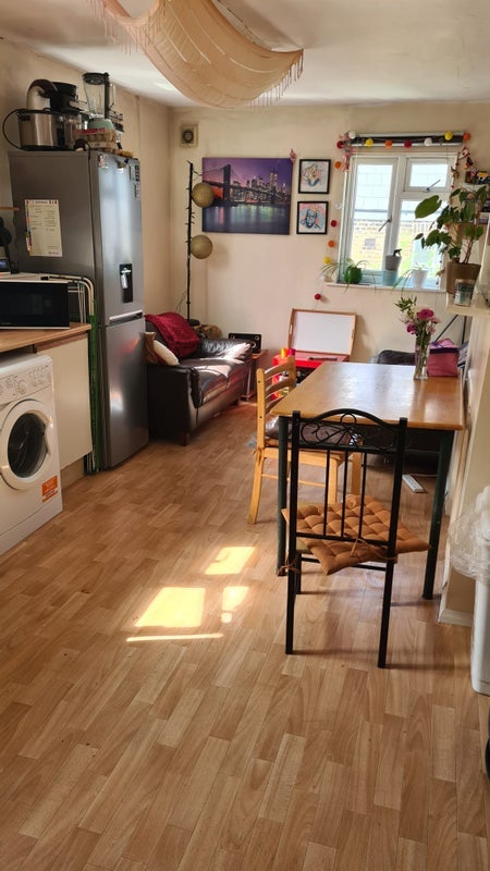 Room Iffley Road in Greater London