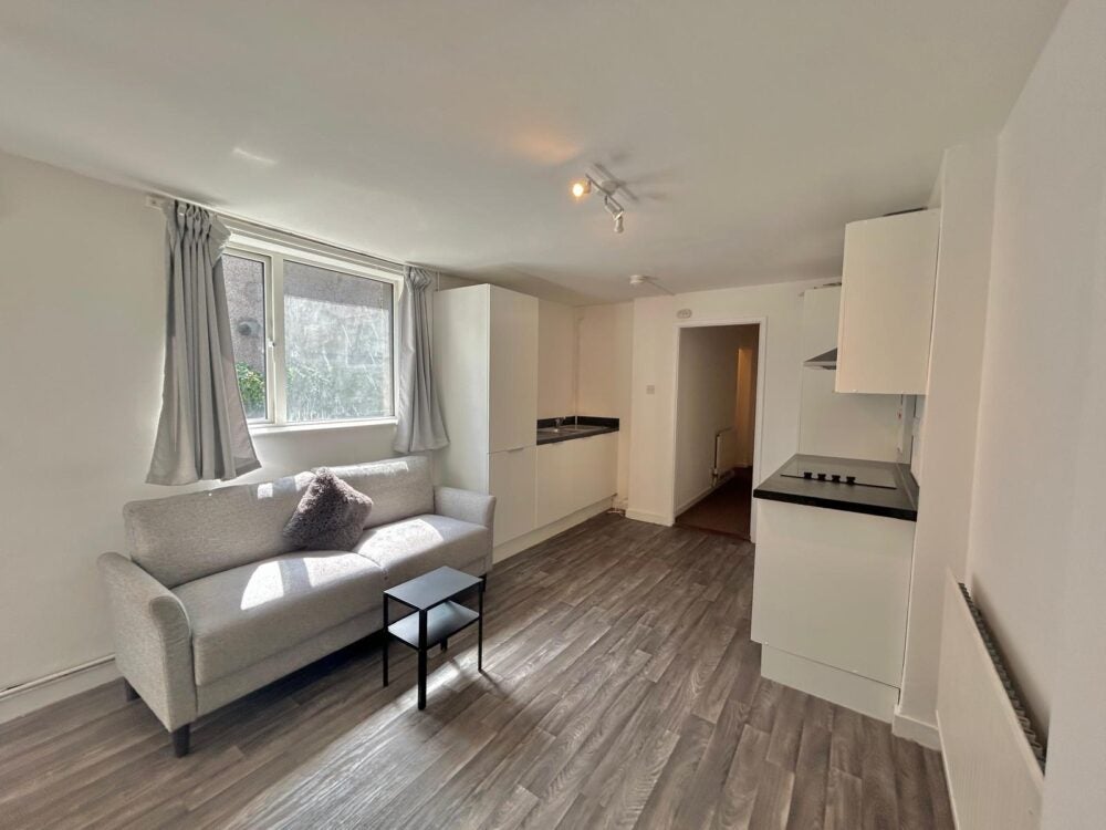 Flat Woodville Road in Cardiff