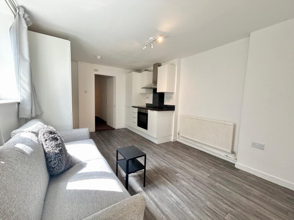 Flat Woodville Road in Cardiff