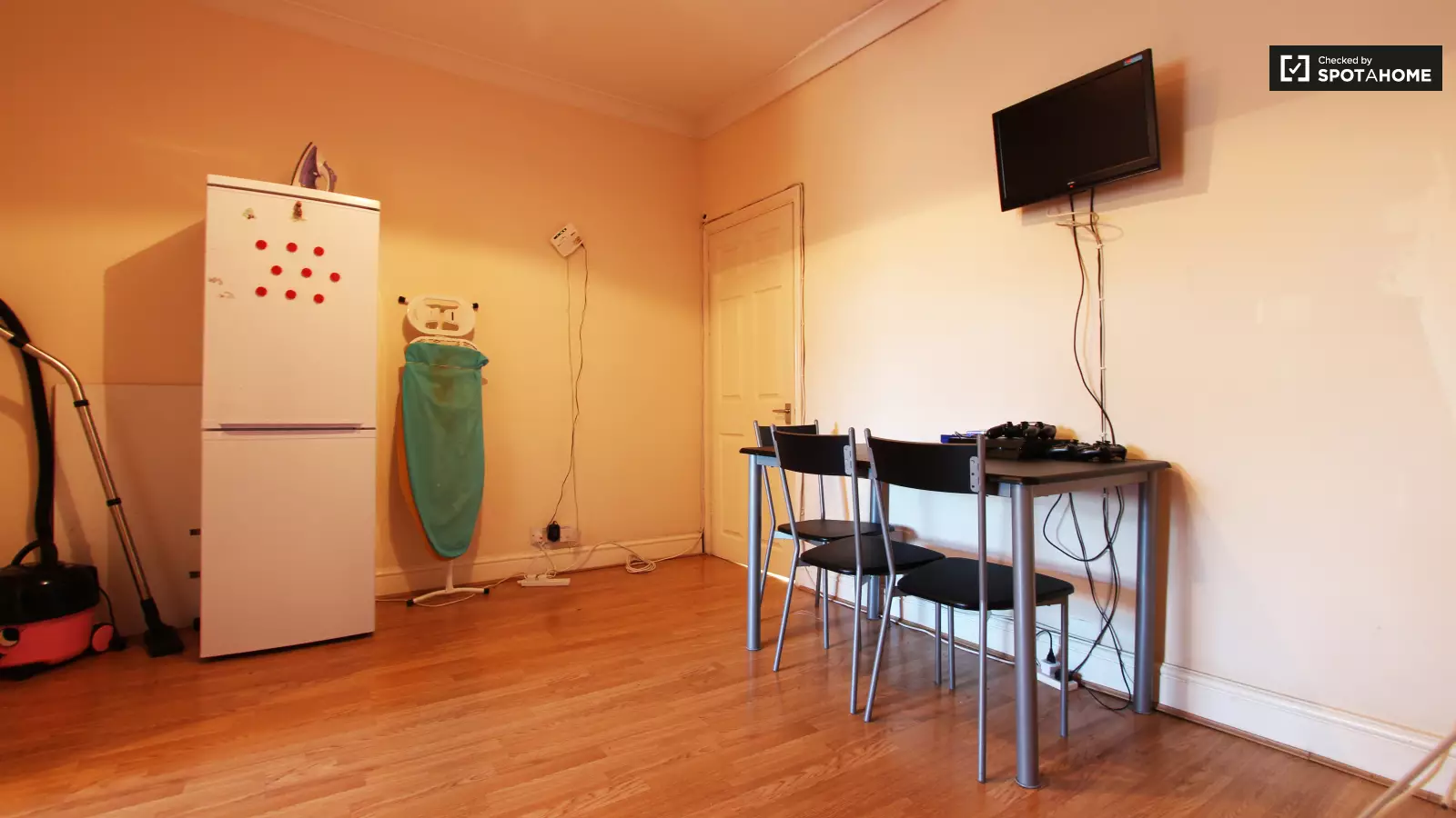 Room Romford Road in Greater London