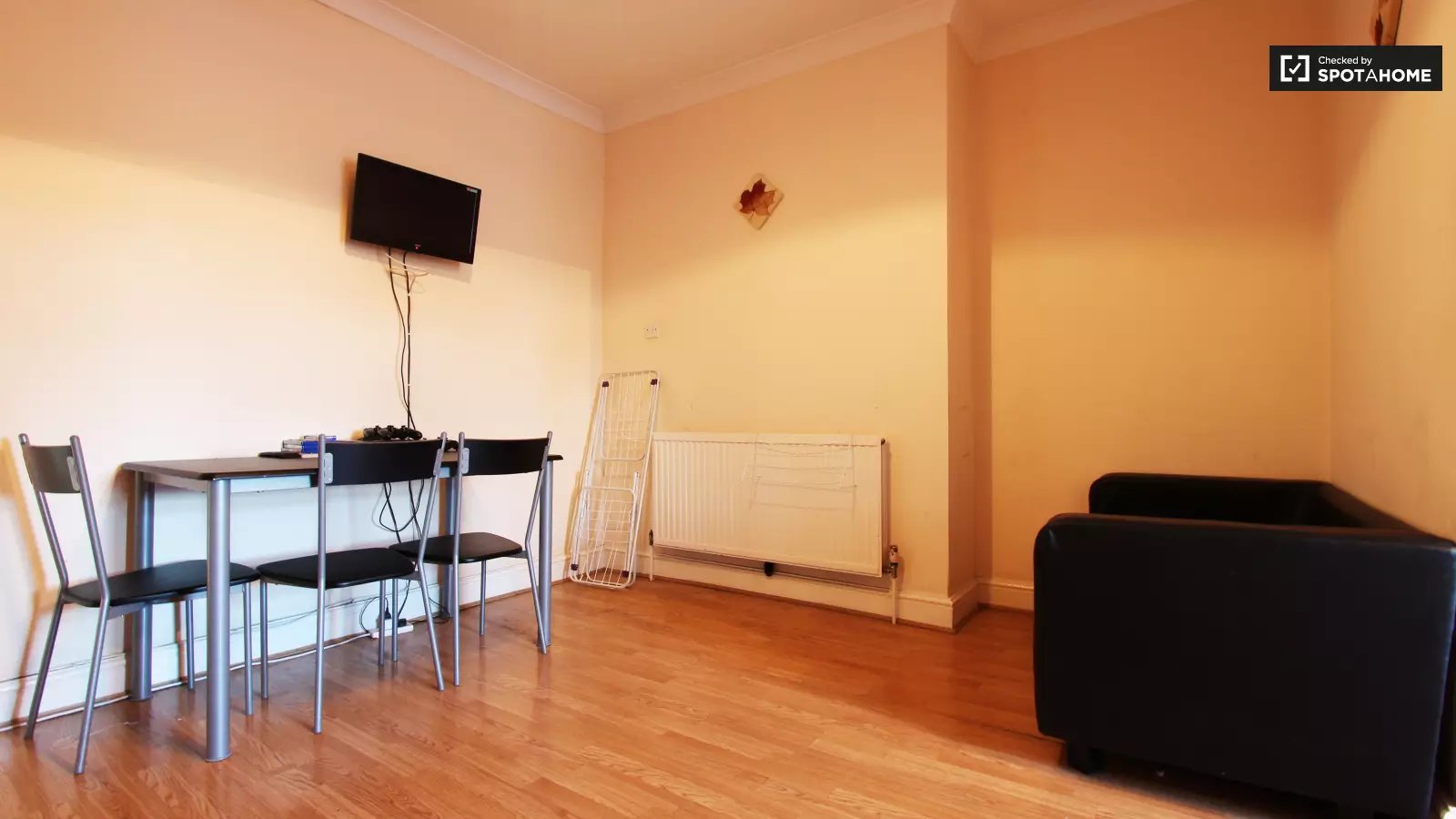 Room Romford Road in Greater London