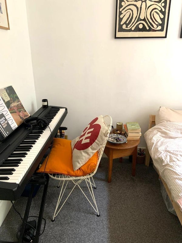Room Bushey Hill Road in Greater London