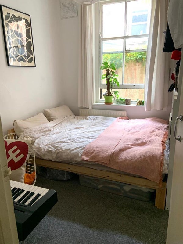 Room Bushey Hill Road in Greater London