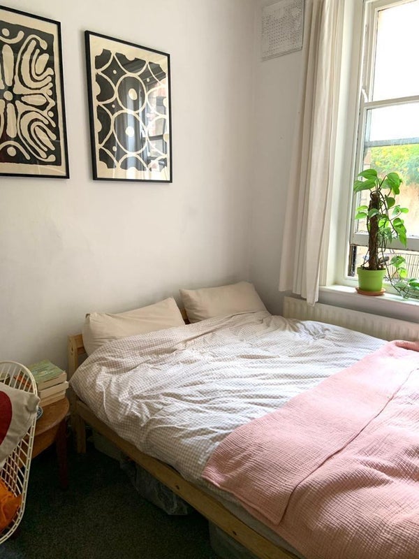 Room Bushey Hill Road in Greater London