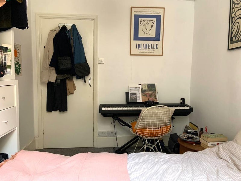 Room Bushey Hill Road in Greater London