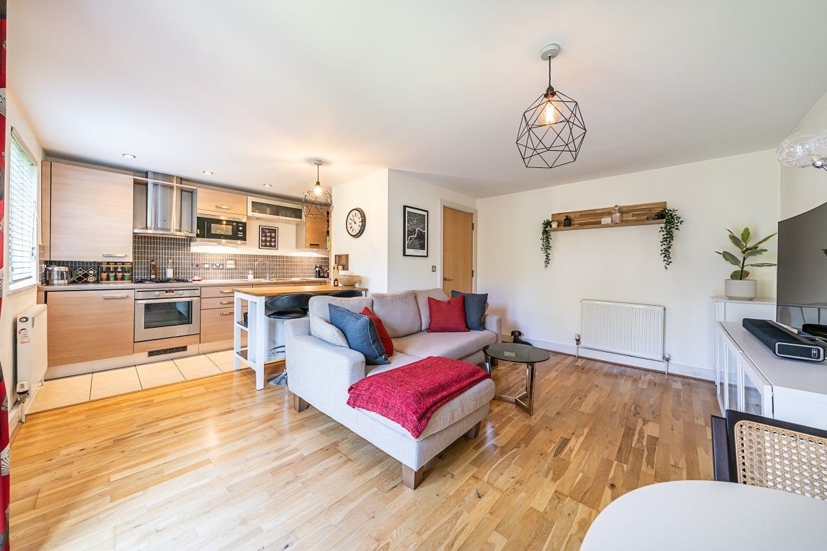 Flat Clapham Road in Greater London
