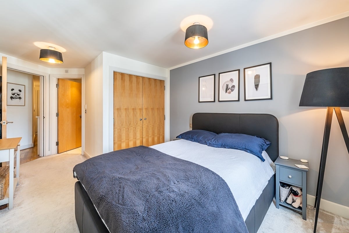 Flat Clapham Road in Greater London