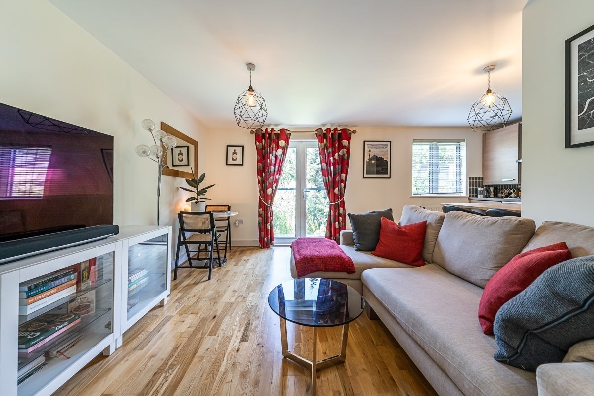 Flat Clapham Road in Greater London