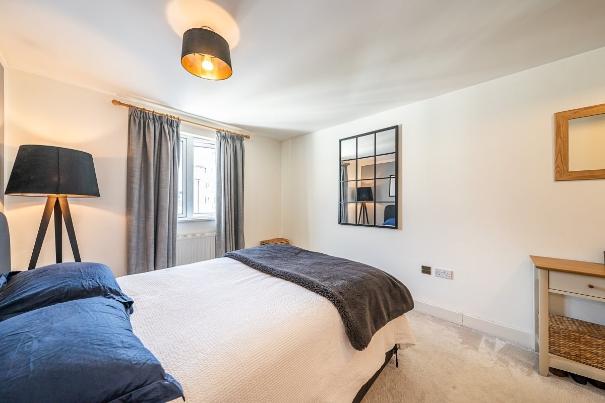 Flat Clapham Road in Greater London