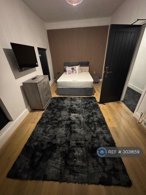 Room Napier Street in Bootle