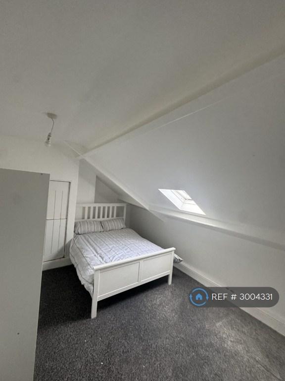 Room Strathmore Crescent in Newcastle upon Tyne