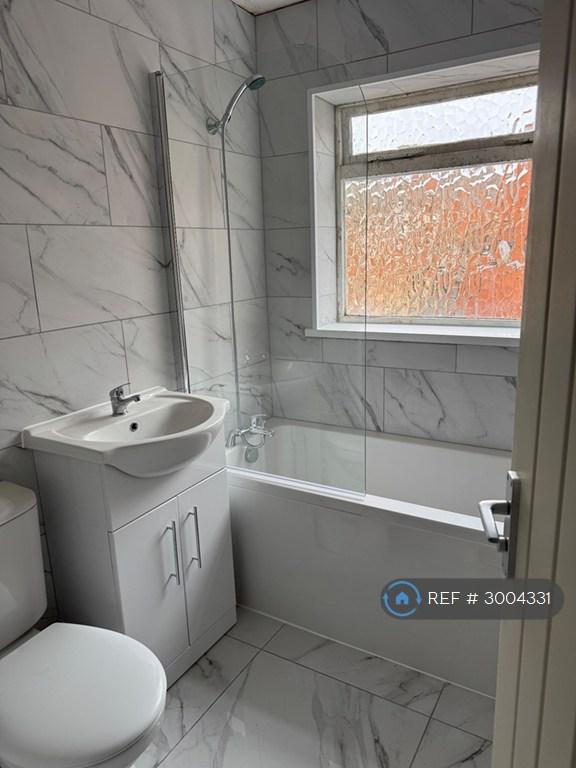 Room Strathmore Crescent in Newcastle upon Tyne